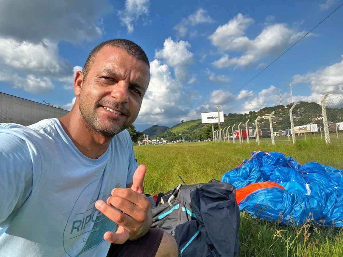 Acidente com asa-delta em praia do RJ mata instrutor e turista americana