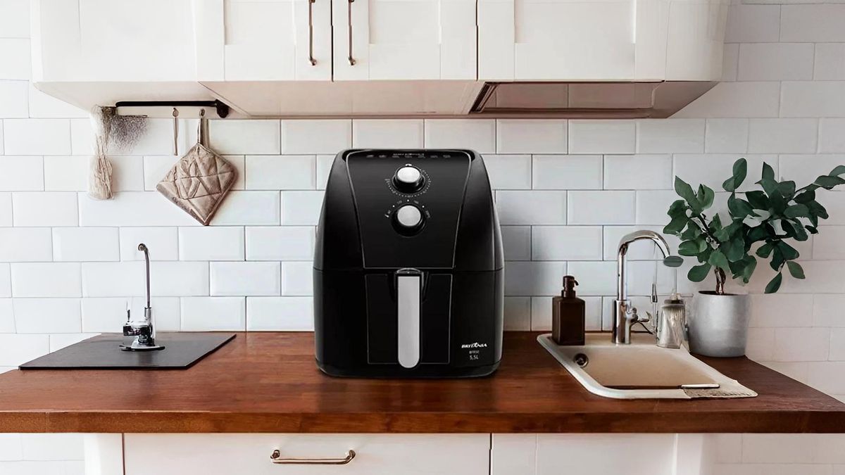 Amazon derruba preço de air fryer Britânia de 1500W; modelo inox de 5,5L