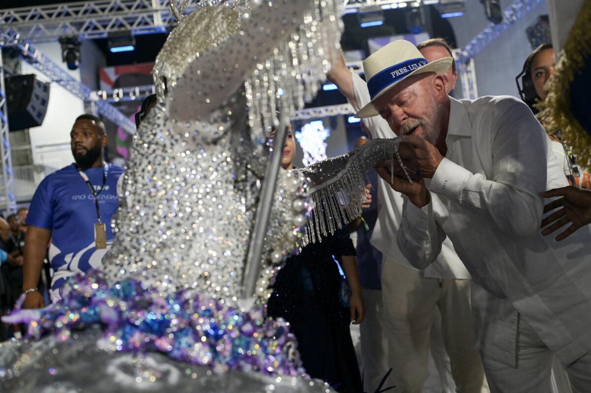 Apoiadores de Lula comemoram nas redes sociais o desfile da Acadêmicos de Niterói