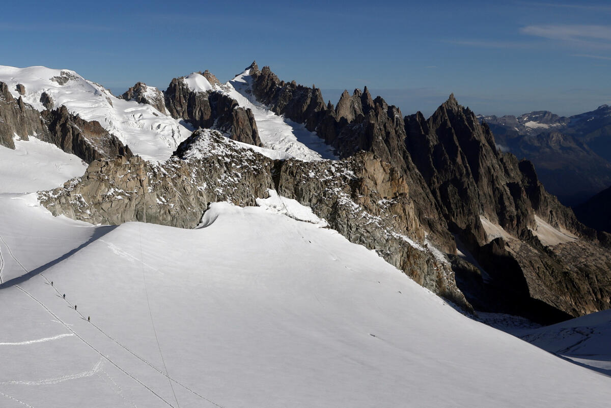 Avalanche mata 2 esquiadores e deixa um ferido no Norte da Itália