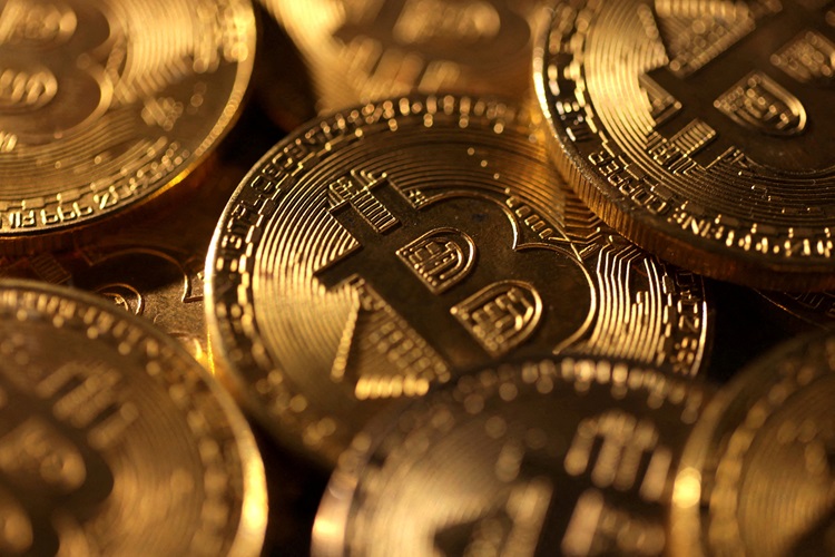 Bitcoin hoje: cripto cai pressionada por dúvidas sobre IA e tensões entre EUA e Irã
