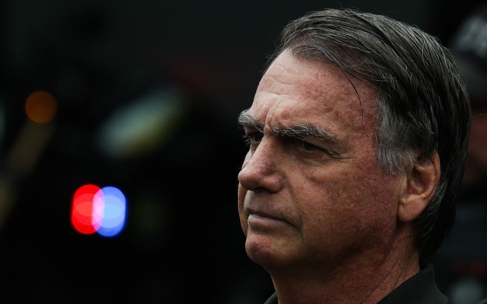 Carlos diz que Bolsonaro 'segue debilitado' na prisão