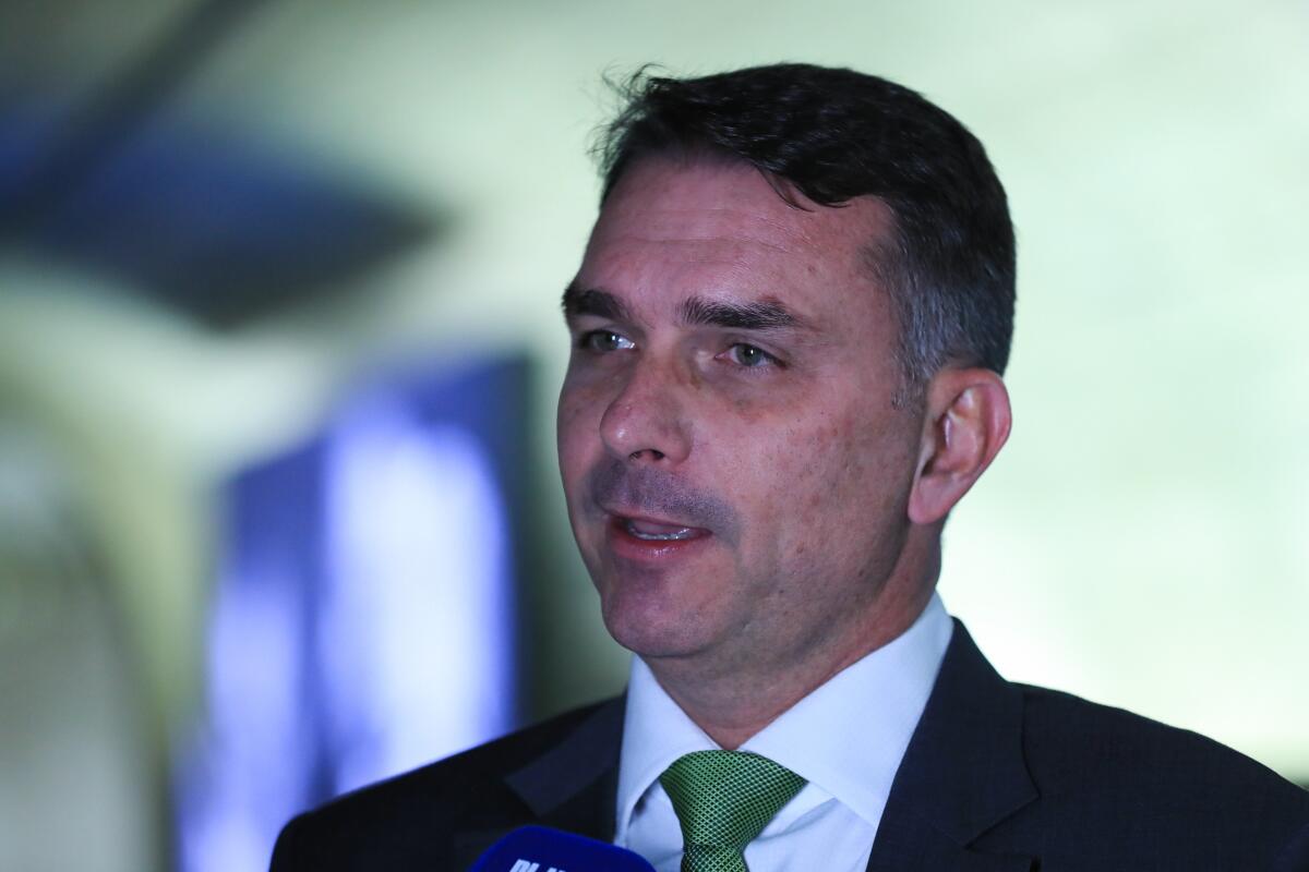 CPMI do INSS: PT quer depoimento de Flávio Bolsonaro    