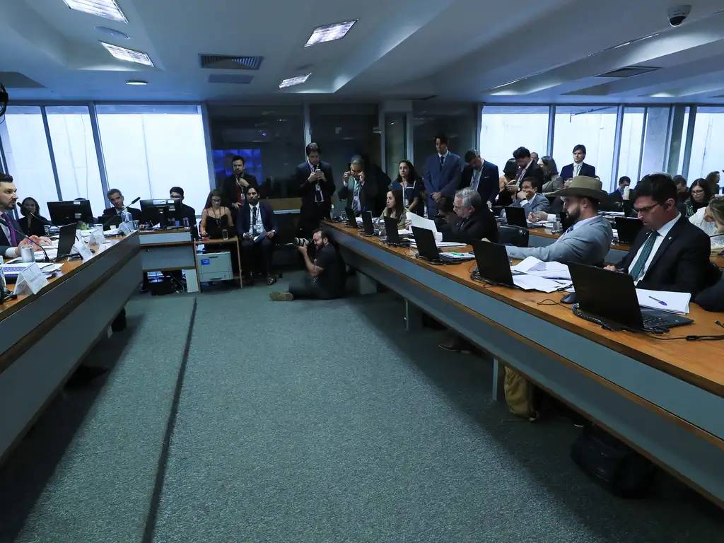 CPMI do INSS reacende ofensiva contra entorno de Lula após derrota em votações