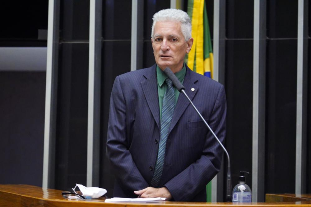 Deputado do PT se retrata por postar montagem com Bolsonaro ao lado de Vorcaro
