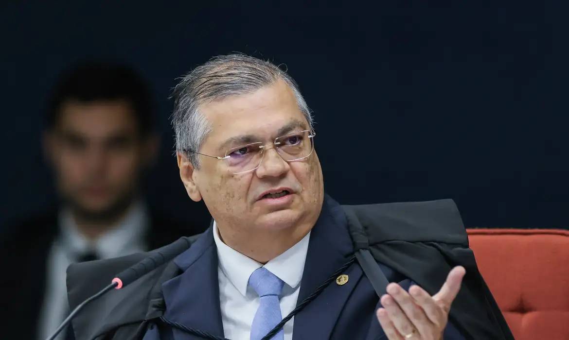 Dino determina que Três Poderes suspendam 'penduricalhos' do reajuste de servidores