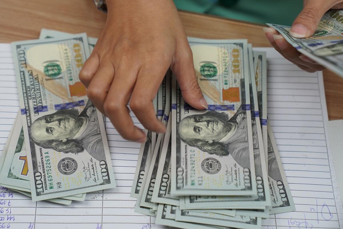 Dólar hoje fecha dia estável a R$ 5,25, apesar de avanço no exterior