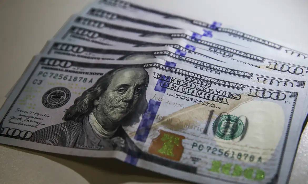 Dólar hoje sobe a R$ 5,23 e encerra semana com alta de 0,21%; no ano, queda é de 4,7%