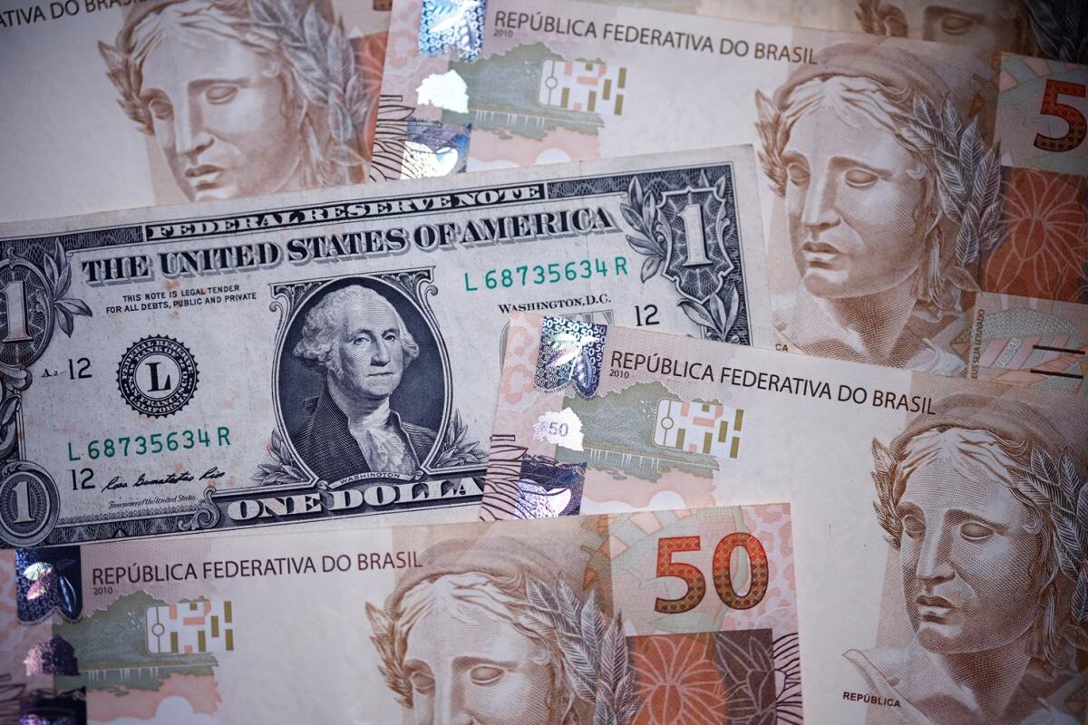 Dólar hoje sobe a R$ 5,24, acompanhando exterior após divulgação de ata do Fed