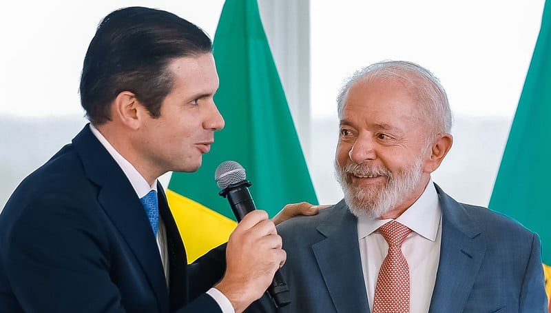 Em jantar com líderes, Lula exalta Motta e tenta reconstruir ponte com o centrão