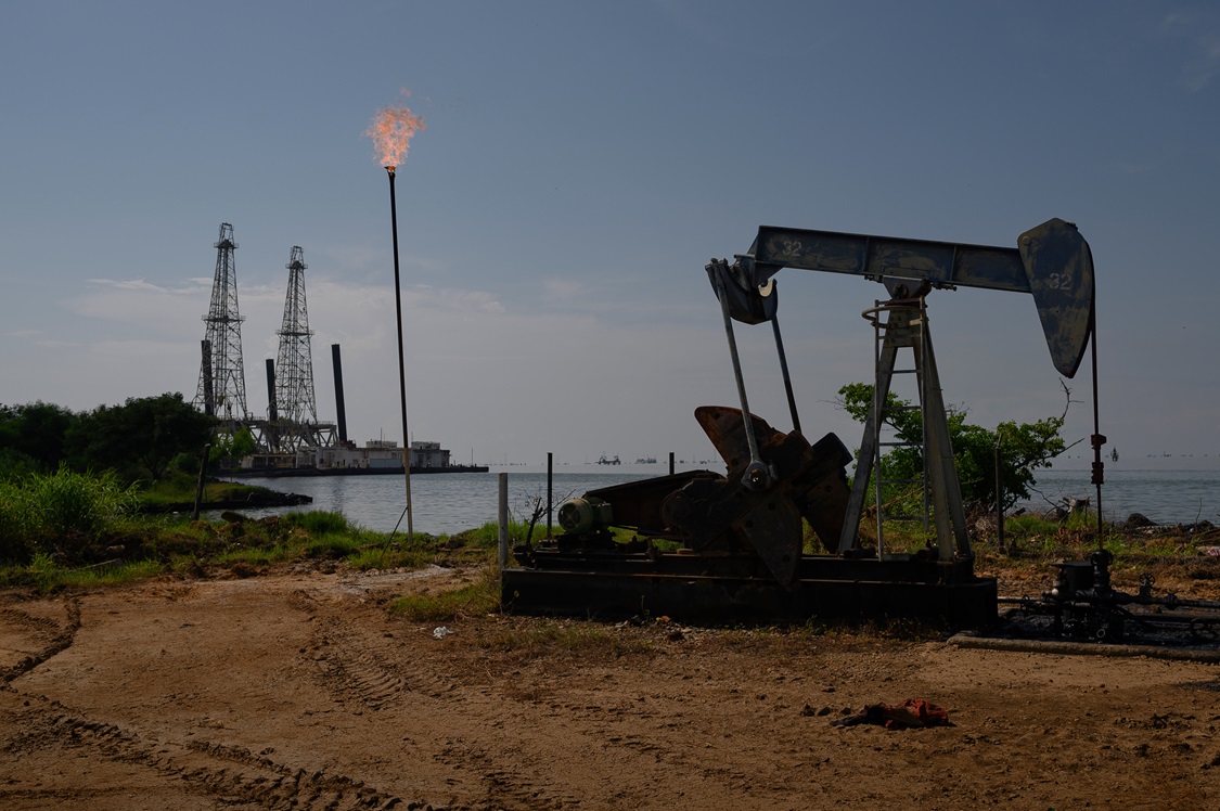 Estoques de petróleo nos EUA sobem 15,989 milhões de barris, acima do esperado