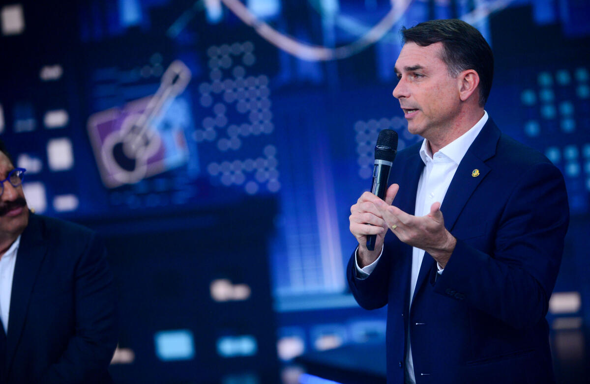 Flávio Bolsonaro assina pedido de impeachment de Toffoli