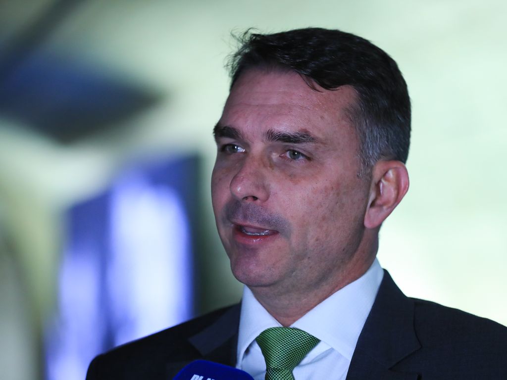 Flávio Bolsonaro intensifica articulação com líderes religiosos em pré-campanha
