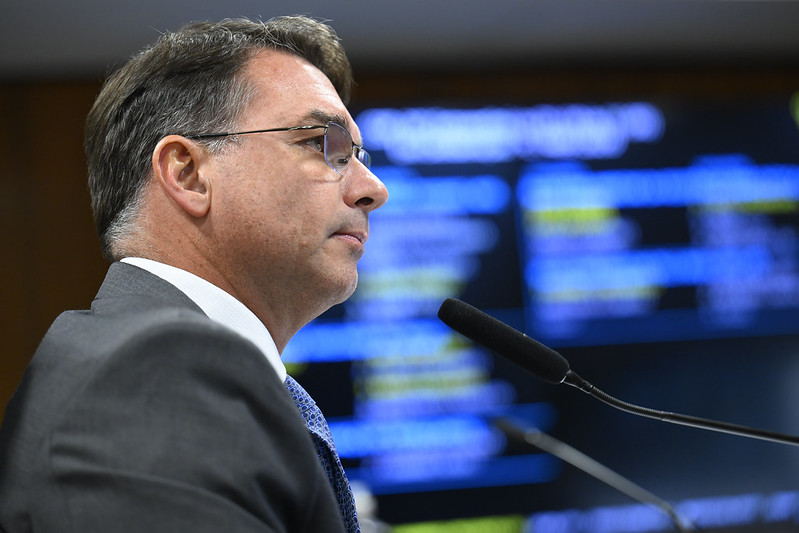 Flávio coleta assinaturas para PEC que acaba com fim da reeleição para presidente