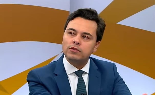 Jeffrey Chiquini é acionado no STF por compartilhar vídeo em que Dino 'faz o L'