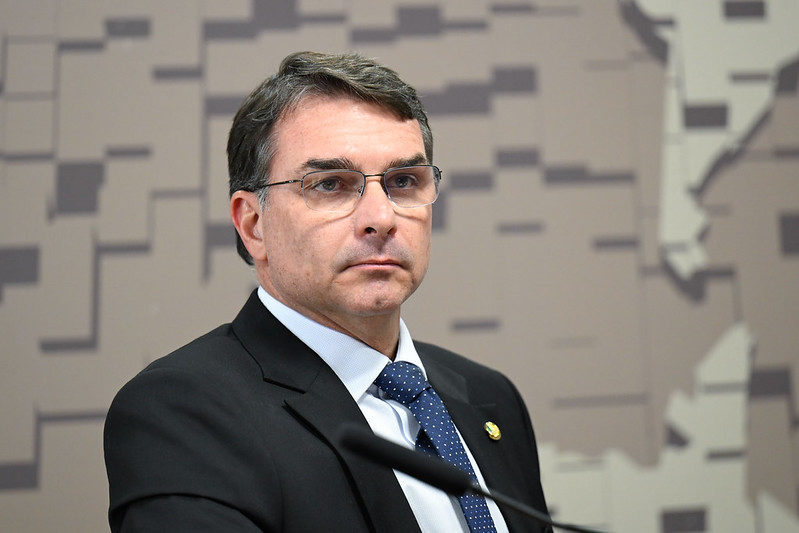 Justiça suspende remoção e mantém post de Flávio que citava 'partido do tráfico'