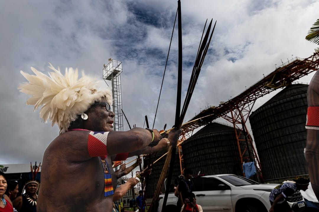 Manifestantes indígenas protestam e ocupam terminal portuário da Cargill em Santarém