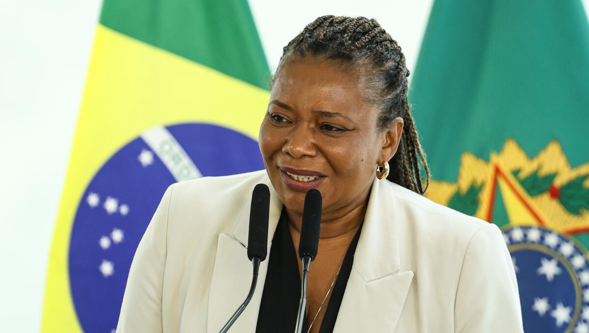 Ministra vira alvo no TCU depois de desfilar em bloco com recursos da Rouanet