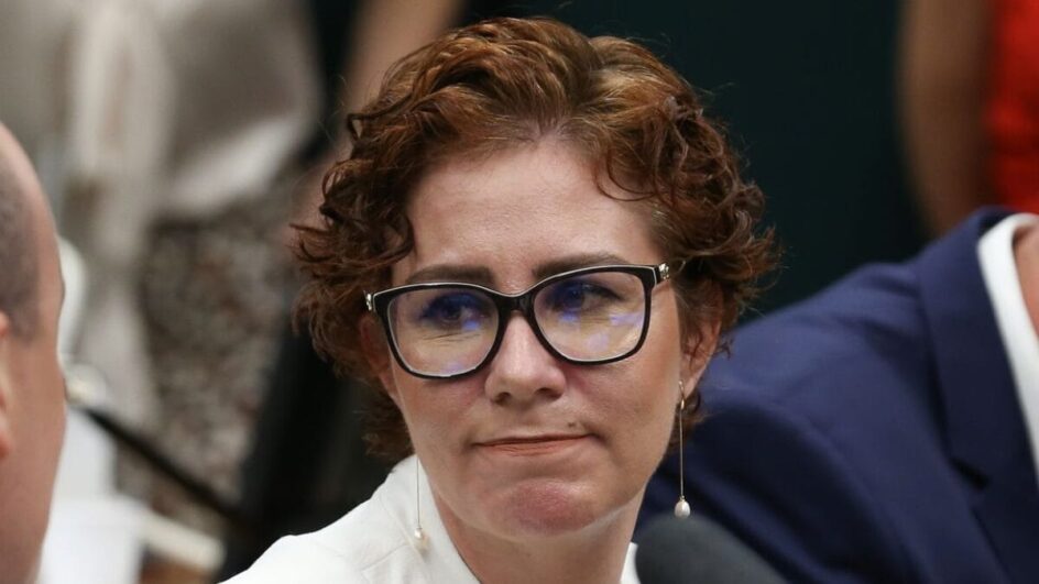 Moraes arquiva inquérito contra Carla Zambelli por obstrução e coação