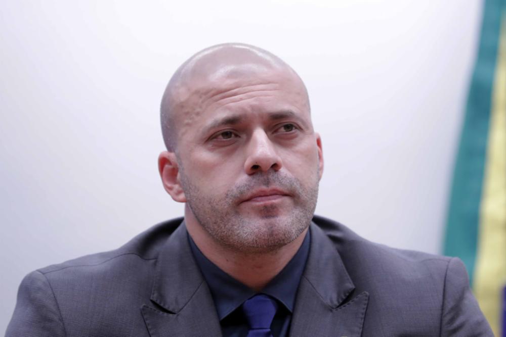 Moraes autoriza Daniel Silveira a acompanhar cirurgia da mulher