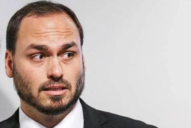 MP do Rio reabre investigação contra Carlos Bolsonaro por suposta 'rachadinha'