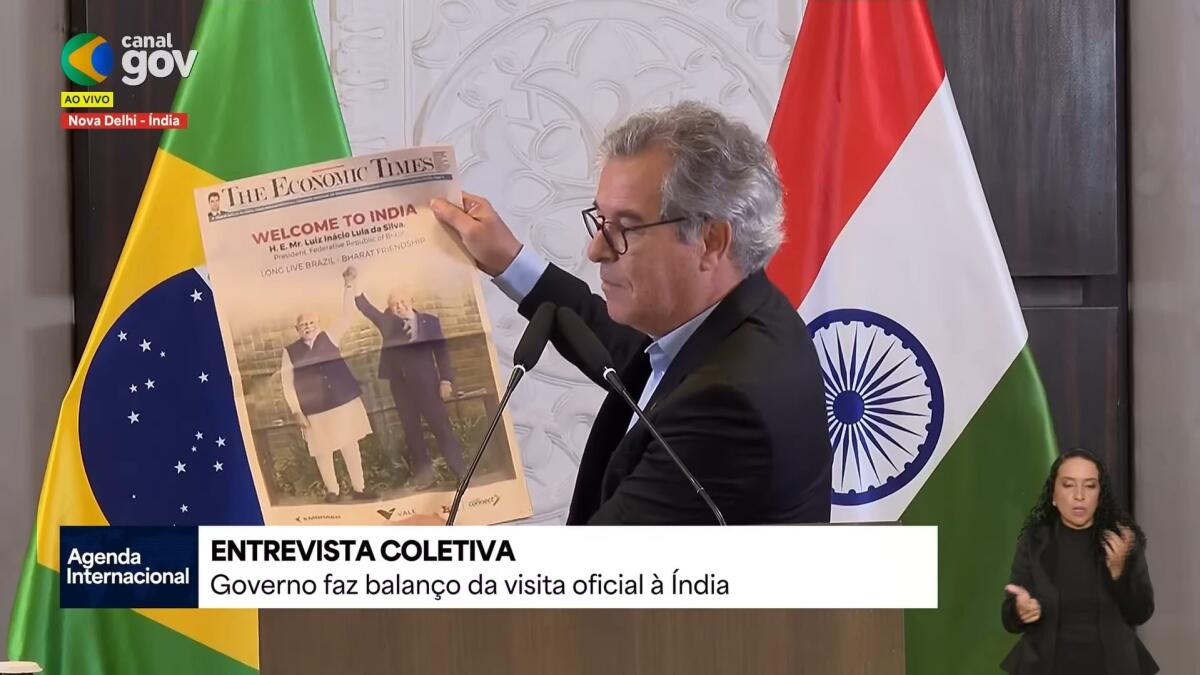 Na Índia, Jorge Viana exibe anúncio como se fosse capa de jornal para promover Lula