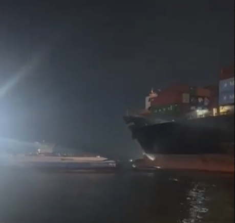 Navio porta-contêineres colide com 2 balsas no Porto de Santos