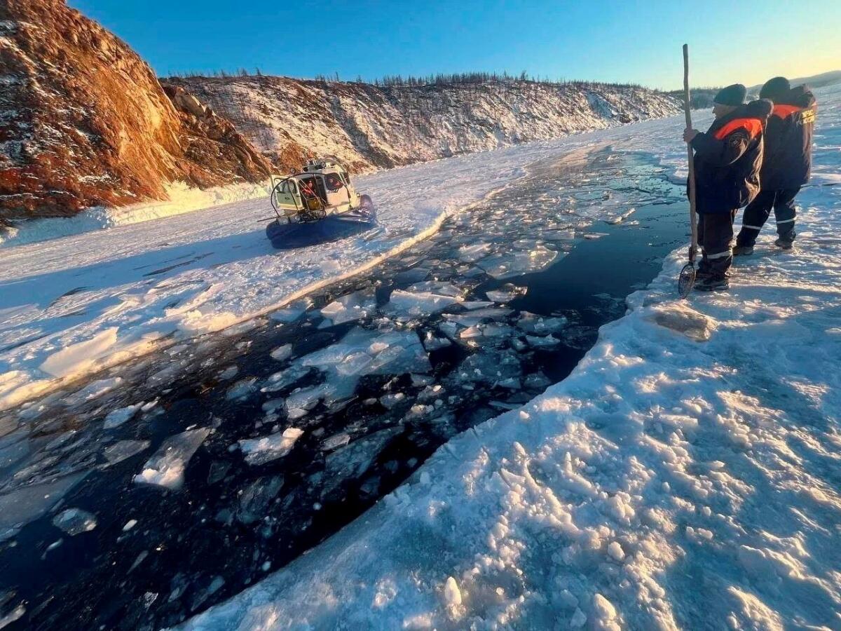 Oito pessoas morrem após van com turistas afundar em lago congelado na Rússia