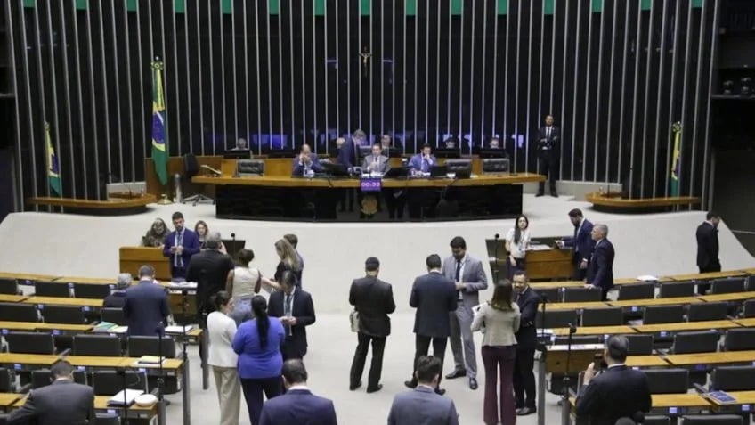 Oposição barra avanço de projeto para controle das redes sociais