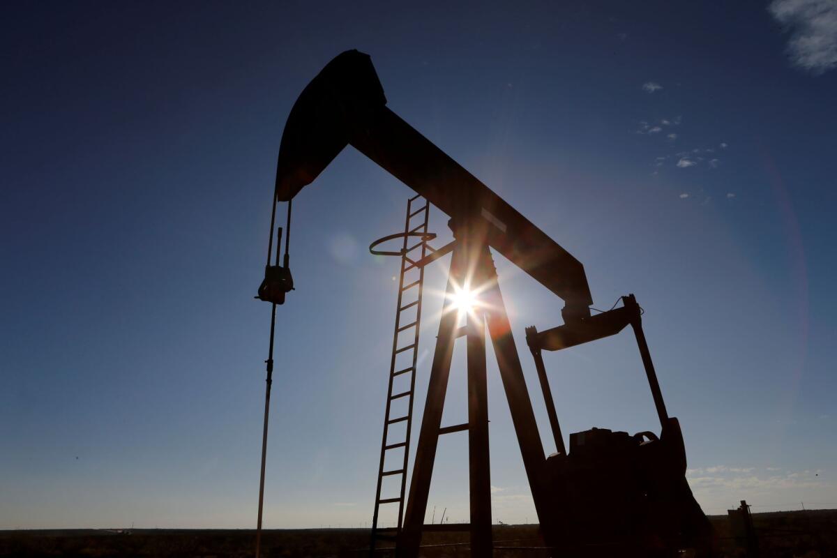 Petróleo cai quase 3% antes de negociações entre EUA e Irã
