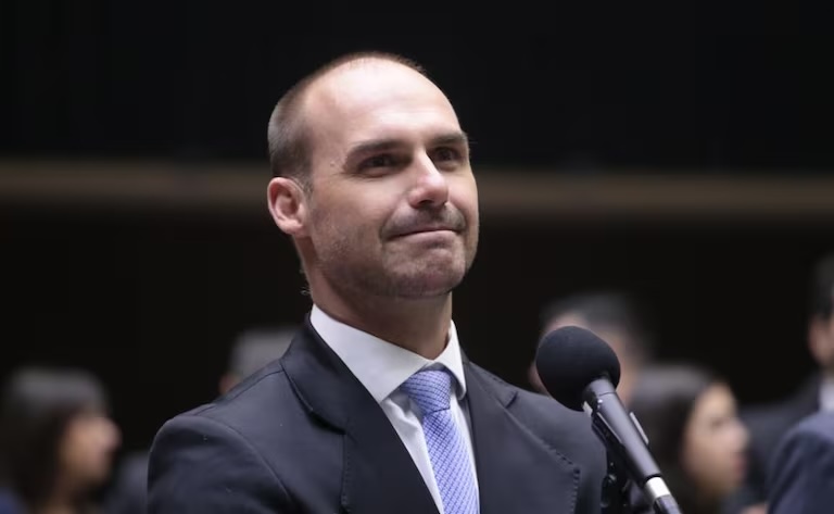PF afasta Eduardo Bolsonaro do cargo de escrivão por faltas injustificadas, diz site
