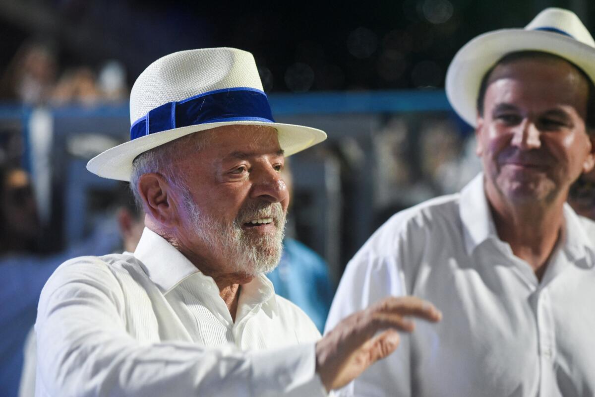 PF contém grupo com camisas da Seleção por críticas contra Lula na Sapucaí