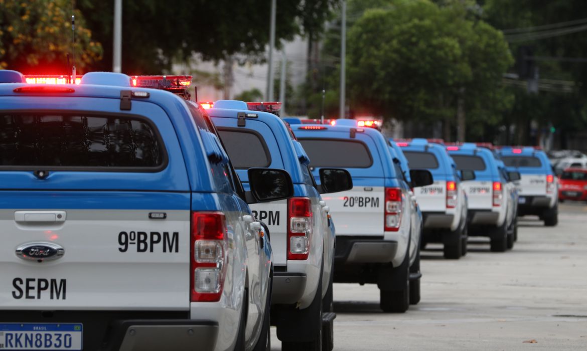 PM faz operação com 200 agentes no Complexo da Maré; moradores relatam troca de tiros