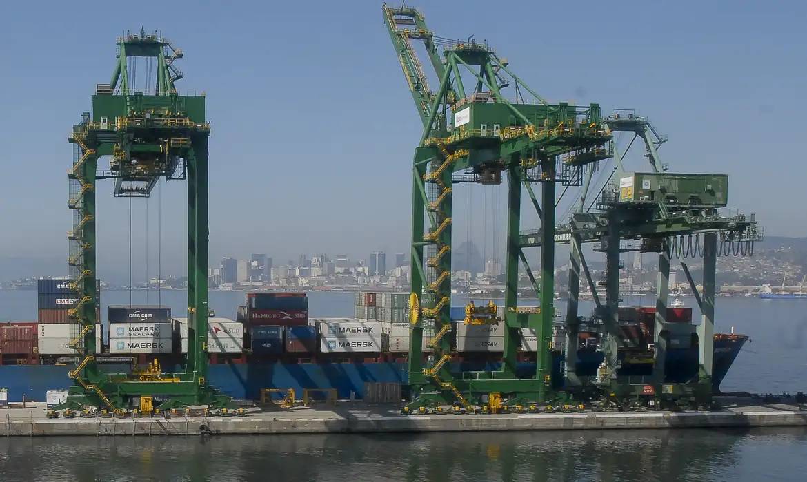 Portos brasileiros batem recorde e movimentam 1,4 bilhão de toneladas em 2025