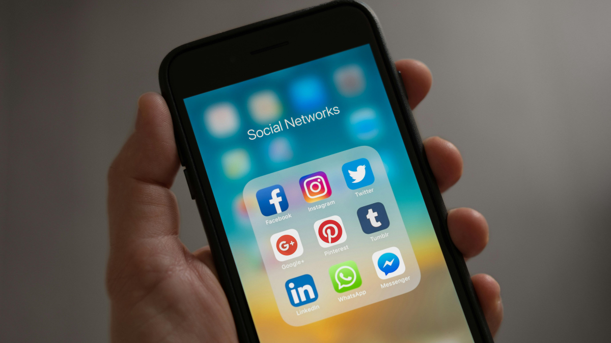 Redes sociais concentram quase 80% de anúncios e perfis falsos na internet
