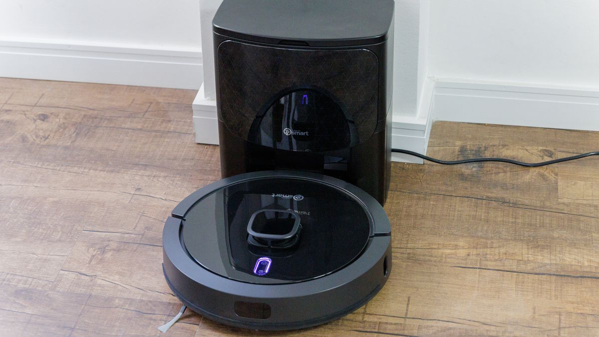 Robô aspirador Kabum com base em liquidação; modelo Smart 900 com preço no chão