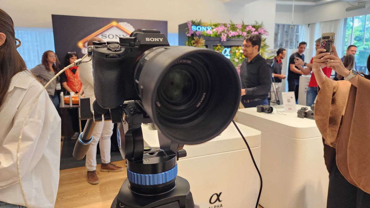 Sony lança câmera Alpha 7M5 e nova lente com IA avançada no Brasil