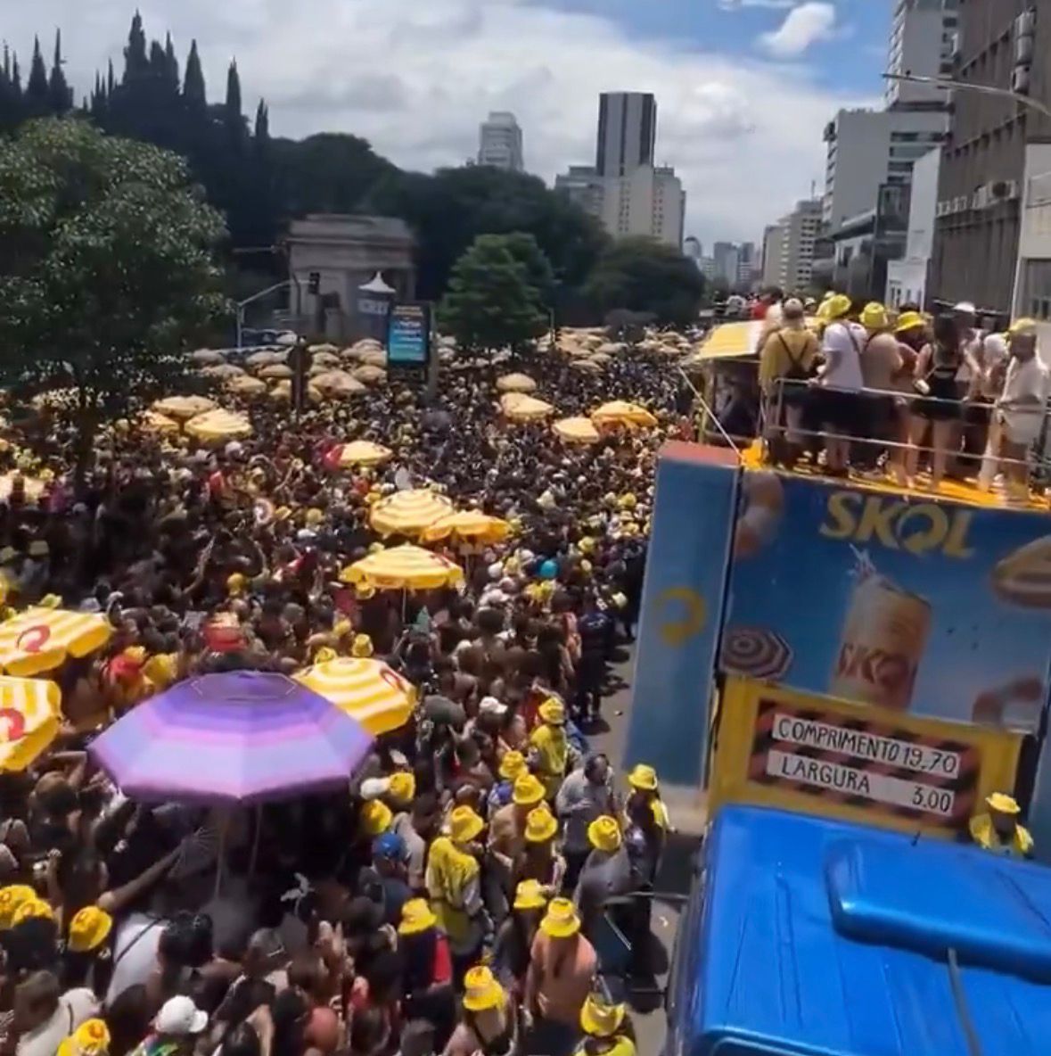 Superlotação paralisa bloco com Calvin Harris na Consolação durante Carnaval de SP