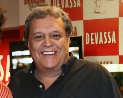 Morre Dennis Carvalho, diretor de 'Vale Tudo' e 'Dancin Days', aos 78 anos