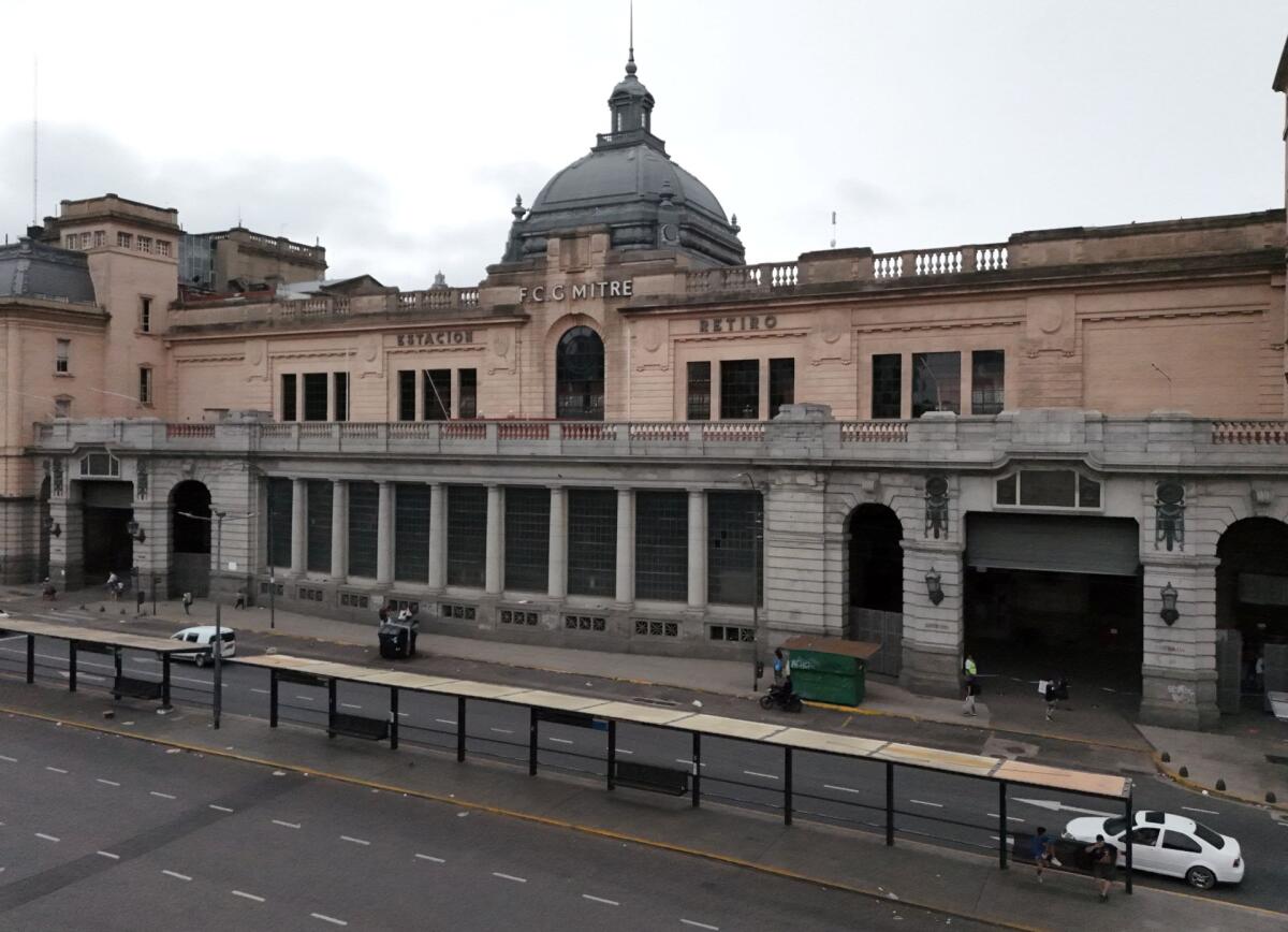 Transporte público tem adesão quase total à greve geral contra reforma na Argentina