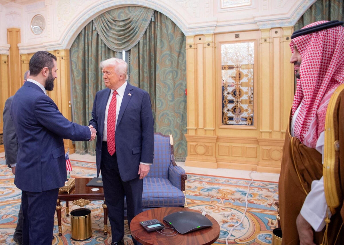 Trump retira tropas da Síria e aposta em governo al-Sharaa contra o Estado Islâmico