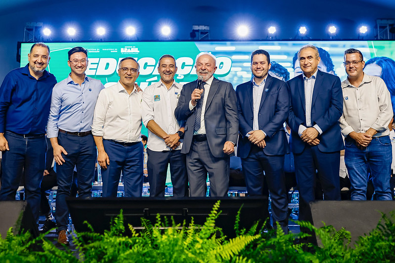 Valdemar 'vai bater neles', diz Lula após posar com prefeitos do PL em evento