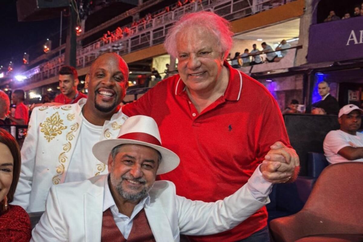 Vice-presidente do PT posa para foto com bicheiro na Sapucaí