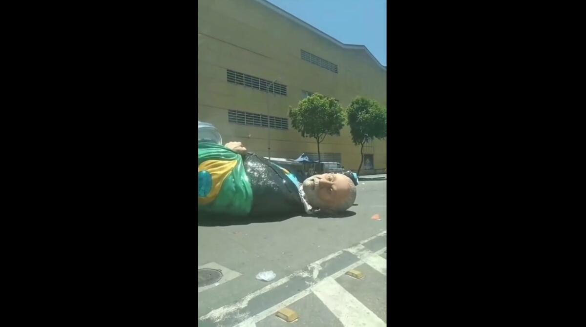 Vídeo: boneco gigante de Lula é arrastado nos arredores da Marquês de Sapucaí