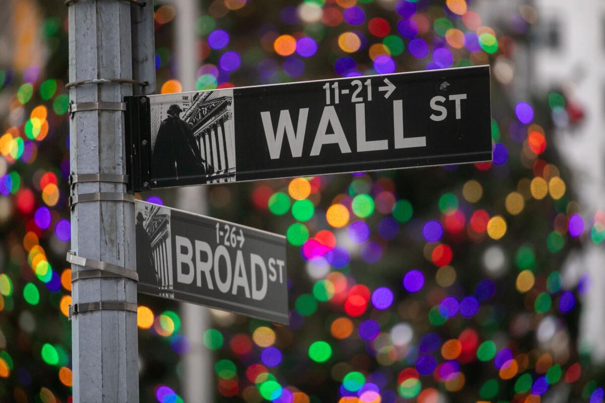 Wall Street recua sob pressão do setor de tecnologia e incerteza sobre tarifas