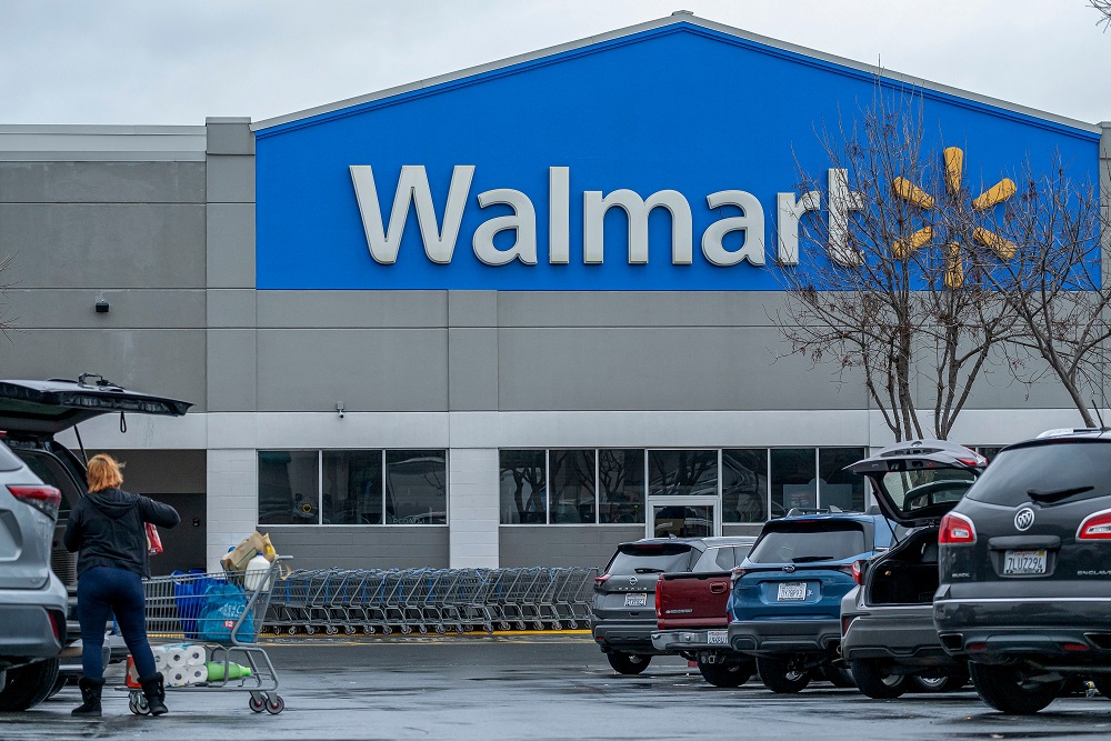 Walmart supera expectativas no 4º tri fiscal, mas projeções decepcionam e ação cai